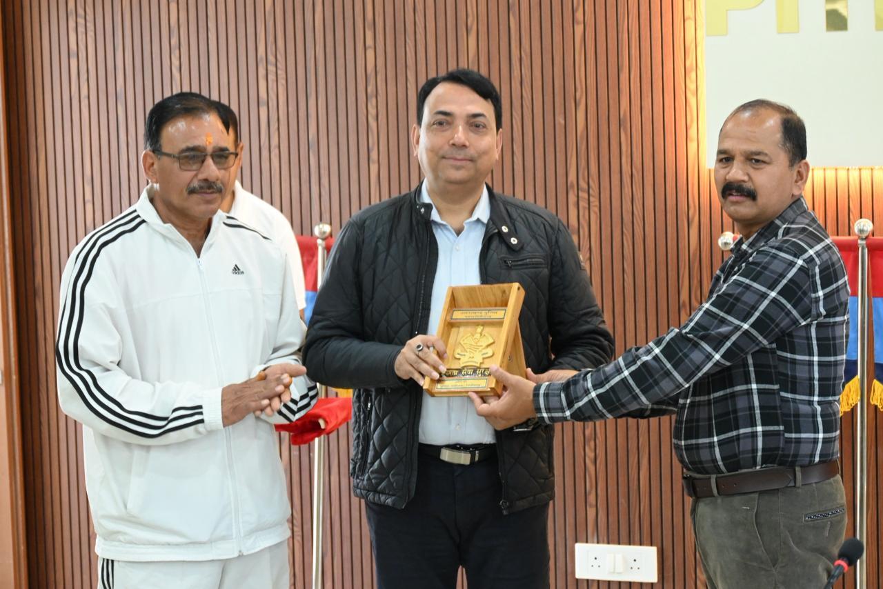 Honoring contributions to career guidance at the Pithoragarh event.