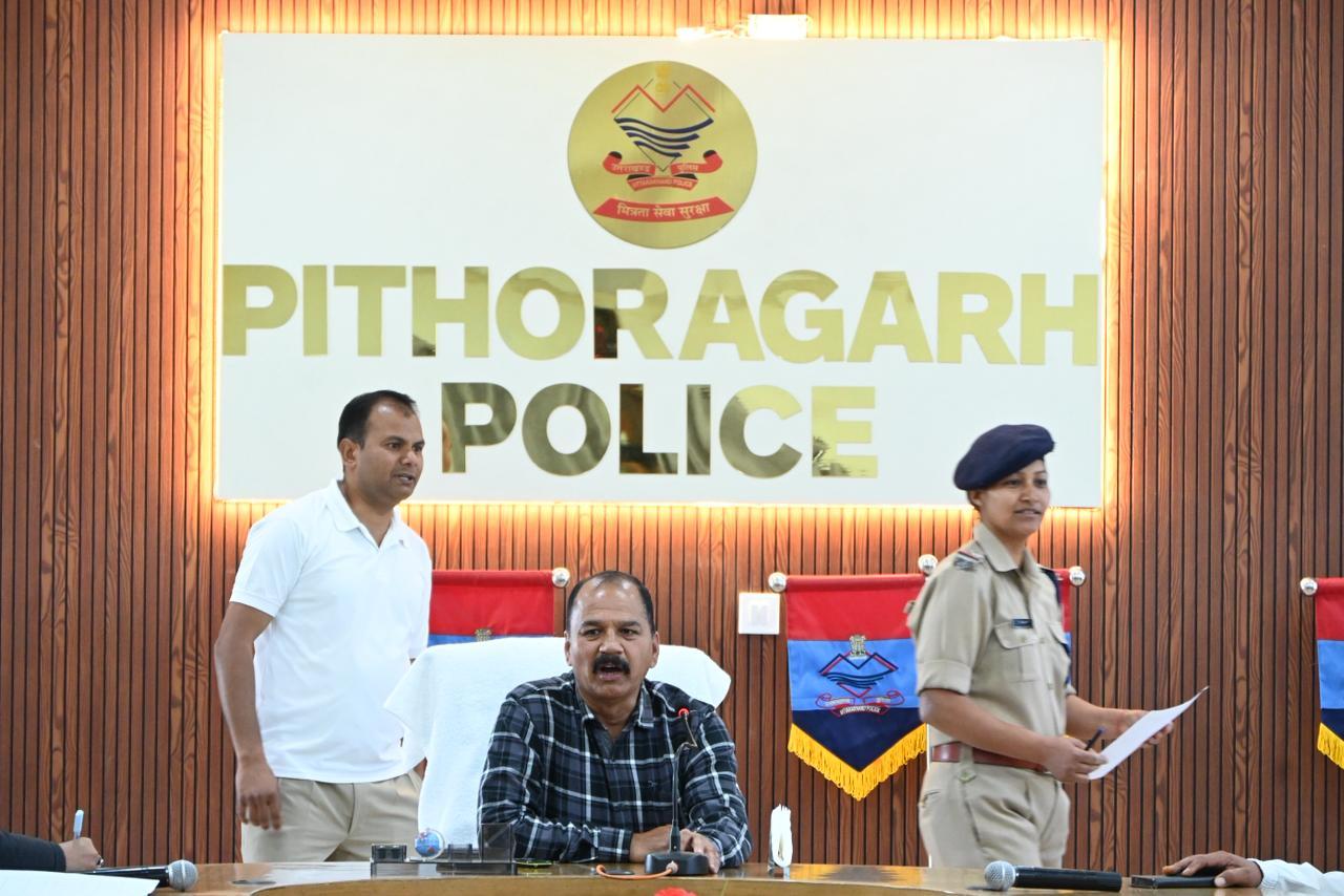 Addressing the Pithoragarh Police and local administration during the guidance program.