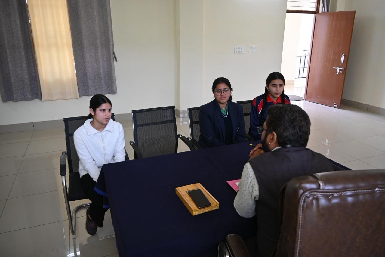 Expert talk identifying suitable career paths for students in Pithoragarh.